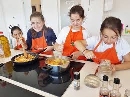 Recetas sencillas de la cocina para niños hoy es el cumpleaños de tayo, así que vamos a prepararle una tarta. Celebrar Cumpleanos Infantiles Cocinando Kitchen Academy C