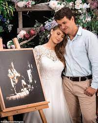 Weil die feier bereits seit dem. Bindi Irwin Aktien Noch Nie Zuvor Gesehen Fotos Von Ihrer Hochzeit Mit Chandler Powell Aktuelle Boulevard Nachrichten Und Fotogalerien Zu Stars Sternchen