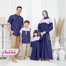 Baju couple muslim bertiga family / muslim family couple clothes outdoor ruffle sarimbit robe shopee philippines. Harga Raya Series Couple Keluarga Terbaru Juli 2021 Biggo Indonesia