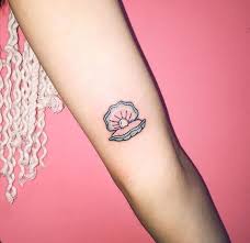 A shell is a hard, protective outer layer of some sea creatures, such as marine mollusks, bivalves, conch, scallop, nautilus, or other sea snails. Small Traditional Tattoos 40 Awesome Old School Tattoo Ideas