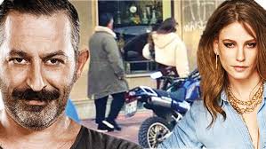 Ünlü komedyen cem yılmaz, i̇stanbul'da katıldığı bir programda yine katılımcıları esprileriyle güldürdü. Cem Yilmaz Dan Espirili Serenay Sarikaya Aciklama