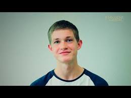 Während andere kinder draußen im freien spielen und herumtollen dürfen, sieht das leben für alex, jonas, toni, emma, leo sowie hugo komplett anders aus. Club Der Roten Bander Star Damian Hardung Im Interview Youtube