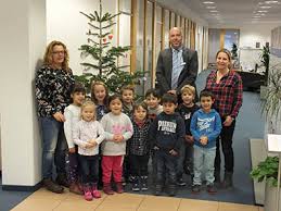 Kleine Helfer Schmuckten Weihnachtsbaum In Der Deutschen Bank Betzdorf Ak Kurier De