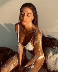 She returned to milan a few hours ago, but belen rodriguez continues to make her fans to experience the american dream through a video of high eroticism in a hotel room in new york. Belen Rodriguez Instagram La Vacanza Di Lusso Scatena Le Critiche Vai A Lavorare