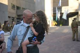 אסמן, בן 42 במותו, הותיר אחריו אישה ושני ילדים. T26papqtcu6cmm