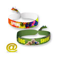 We stay at the forefront of technology and invest in the latest software and equipment to deliver custom decorated garment and hard good solutions and support. Vollfarbiger Digitaldruck Von Textilarmbandern