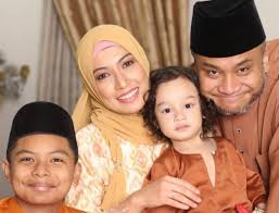 Misha dan suami, firroz ezzwan rossly mendirikan rumah tangga pada 2 mei 2014 dan pasangan itu dikurniakan seorang anak muhammad. 7 Tahun Kahwin Misha Omar Masih Menanti Dikurniakan Anak Tempatan Hiburan Trending Cari Infonet