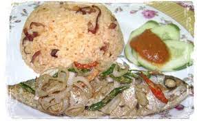 Nasi goreng is often described as an indonesian rice dish cooked with pieces of. Resepi Nasi Goreng Ikan Rebus Simple And So Sedap Resepi Mamak Nasi Goreng Food Meat