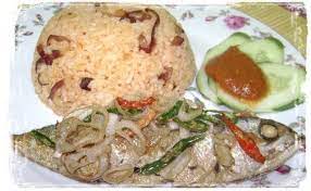 Siapkan penggorengan, panaskan margarin dan 1 sendok makan minyak goreng. Resepi Nasi Goreng Ikan Rebus Simple And So Sedap Resepi Mamak Nasi Goreng Food Meat