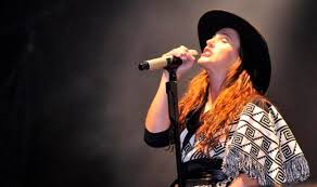 La realidad musical tiene como jurado a grandes artistas entre ellos soledad pastorutti, quien junto a lali espósito y ricardo montaner tiene una dilatada carrera que comenzó cuando ella era muy joven. Soledad Pastorutti La Mujer Que Reinvento El Folklore Nacional
