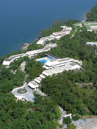 Located in the 12th century st donat's castle in the united kingdom, uwc atlantic college is the founding college of a global education movement and. Li Po Chun United World College Wikiwand