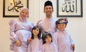 With arifin putra, reza rahadian, alex abbad, salvita decorte. Showbiz Pregnant Siti Sarah Undergoes C Section To Save Baby