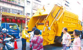 Feb 14, 2021 · 春節期間一般縣市垃圾清運都會暫停，不過多年來嘉義市政府為方便民眾，會在特定路段 設置定點定時垃圾車。 由於時間、地點集中，所以當垃圾車抵達時，就會出現大批民眾追 逐垃圾車的畫面，「一起倒垃圾」成為嘉義市春節期間的另類聚會。 æ„›å°åŒ—app ä¸æ€•éŒ¯éŽåžƒåœ¾è»Š åœ°æ–¹æ–°èž ä¸­åœ‹æ™‚å ±