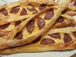 Pide Mit Ei Und Sucuk Rezept In 2020 Rezepte Orientalische Rezepte Leckere Rezepte