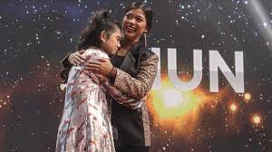 Inilah video wina natalia saat membawakan lagu ratu sejagad di depan ahmad dhani dan. Langkah Ainun Irsani Terhenti Di Babak 7 Besar Indonesian Idol Season X Tribunnews Com Mobile
