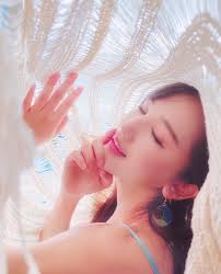 ကြွေရုပ်လေးလားထင်မှတ်ရလောက်အောင် ဝင်းမွတ်ဖြူဥပြီး ချစ်စရာကောင်းလွန်းနေတဲ့ Alice  Ong