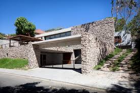 A los gatos les gusta supervisar todo lo que pasa a su alrededor, por eso sus lugares favoritos en la casa son aquellos en. Rustic Meets Modern Casa Jardin By Cinco Patas Al Gato