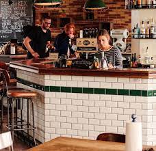 Arredare un bar non è semplice come potrebbe sembrare, perché bisogna tenere in considerazione tanti fattori e soprattutto le tendenze del momento, per se hai qualche minuto a disposizione, potresti trovare spunti utili per arredare un bar che riscuota successo e che attiri sempre molta clientela. Come Decorare Un Bar Con 14 E Molte Di Piu Idee Fai Da Te Aprire Un Bar