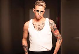 Achille lauro, nome d'arte di lauro de marinis (verona, 11 luglio 1990), è un cantautore, rapper e produttore italiano, originario di roma. Achille Lauro Un Rapper Stravagante Italy Web Radio
