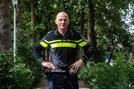 Hij werd op straat in de wijk biskopsgården neergeschoten en overleed later in het ziekenhuis. Politieagent Henk De Man Is De Negatieve Beeldvorming Beu Wij Zijn Juist Heel Empathisch Deventer Tubantia Nl