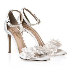 Il 24,5% degli utenti opta per le scarpe da sposa comode con plateau e tacco grosso. Calzature Da Sposa 2021 Trends E Novita La Fata Madrina Alessandra Cristiani Scarpe Da Sposa Scarpe Da Matrimonio Sposa