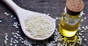 Bienfaits De L Huile De Sesame Pour La Peau Et Les Cheveux Doctissimo Huile De Sesame Les Super Aliments Huile Vegetale