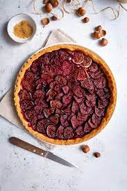 Aujourd'hui, ma tarte figue est à base d'une bonne et fondante pâte sablée, et une crème d'amande à la crème liquide, ça va donner une tarte d'un moelleux interminable, et les figues resteront toujours fondantes entourées de cette crème d'amandes. Tarte Aux Figues Facile Et Rapide