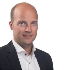 Vol trots heb ik mijn eerste grote stap gemaakt voor mijn toekomstige  bedrijven: -Tutam Vitam: Persoonsbeveiliging en Directiechauffeur  (Fulltime) -Broeders036: Houtrestauratie (zomerperiode)