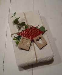 Handgefertigte Keramik Hauser Mit Lackrotem Dach 3er Set Glasurfarbe Lackrot Tischdeko Mit Aufhangeband Natur Deko Fur Turkranz In 2020 Gift Wrapping Etsy Shop Gifts