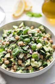 Zucchini Salat Mit Kichererbsen Zitrone Und Parmesan Elle Republic Rezept Zucchinisalat Kichererbsen Salat Rezepte Gesund