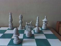 Lo más importante a la hora de aprender a jugar al ajedrez es conocer bien las piezas. 67 Ideas De Piezas De Ajedrez Piezas De Ajedrez Ajedrez Tableros De Ajedrez