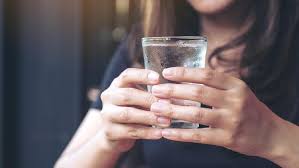 Hindari meminum secangkir kopi saat mengonsumsi efedrin (penekan nafsu makan), obat asma dan amfetamin. Alasan Minum Obat Tidak Boleh Dengan Air Dingin