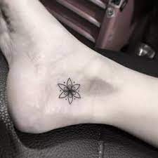36 Schone Kleine Tattoo Ideen Fur Frauen Frauen Ideen Kleine Schone Tattoo Small Feminine Tattoos Discreet Tattoos Feminine Tattoos