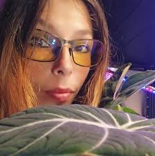 Shawn Leaf's Instagram, Twitter & Facebook