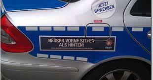 Stellenanzeige Der Polizei Hamburg Auf Ihren Einsatzwagen Wer Sagt Denn Dass Stellenanzeigen Immer Nur In Guerilla Marketing Stellenanzeigen Polizei Hamburg