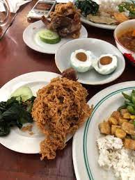 Maka kekacauan inilah yang mendorongku mendapatkan proposal adrian seorang rekan bisnisku untuk makan siang di sebuah hotel berbintang dan setelahnya akupun tak menolak ketika ia mengajakku memasuki sebuah president suite di hotel itu, dengan alasan untuk mencari ketenangan. Pondok Ayam Goreng Gemes Setiabudi Lengkap Menu Terbaru Jam Buka No Telepon Alamat Dengan Peta