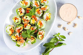 Feuilles de riz flocons de goberge, hachés grossièrement fines lanières de concombre carotte. Rouleaux De Printemps Mangue Et Avocat Avec Sauce Aux Noix De Cajou Epicee Prana