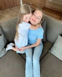 Актриса кристина асмус наверняка пожалела о том, что разместила в своем микроблоге фото в подростковом возрасте. Kristina Asmus Pozhalovalas Na Bolezn Iz Za Kotoroj Ne Smogla Shodit S Docheryu Na Remejk Korolya Lva Vokrug Tv