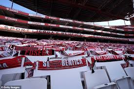Benfica denunció que el bus que los trasladaba, tras el encuentro que terminó en empate sin goles ante el tondela, en el con el empate frente al tondela, el benfica igualó a 60 puntos con el oporto, por lo que comparten liderato, aunque. Two Benfica Players In Hospital After Team Bus Is Stoned Daily Mail Online