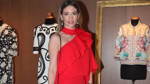 Η βόλτα με το μωρό στη μύκονο και η fashion βραδιά σε κατάστημα. A8hna Oikonomakoy O Ma3imos Moy Moiazei Milaei Poly Znews