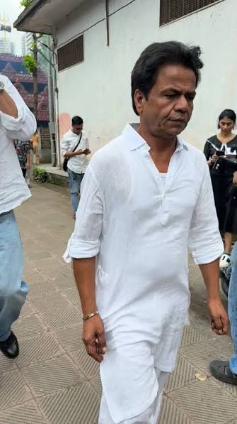 Rajpal Yadav arrives to pay his respects at Kuku Kohli’s last rites,  honoring the legendary filmmaker’s memory💔🕊️ | Bollywood Unfiltered |  Facebook