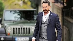 İlkokulu silivri piri mehmet paşa i̇lkokulu'nda, ortaokul ve liseyi silivri lisesi'nde bitirdi. Emir Benderlioglu Kimdir Emir Benderlioglu Nereli Ve Kac Yasinda Magazin Haberleri