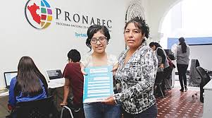 Dan beca a joven con discapacidad