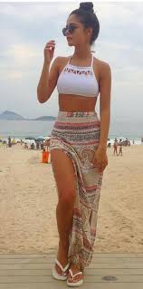 Looking For Chic Summer Beach Outfits That Are Standing Out Find A Full Photo Gallery Wit Beach Outfit For Women Beach Outfit Women Beach Outfits Women Summer