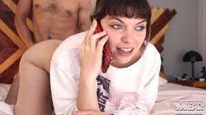 Cara a Camara Intentando Disimular La Cogida Mientras Habla Por Telefono  Con La Hermana - Pornhub.com