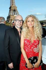 Obispo all access, disponible sur app store et google play store. Julie La Femme De Pascal Obispo Montre Ses Jambes En Jupe Courte Noire Et Blanche