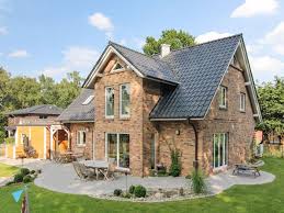 idyllisches einfamilienhaus mit kapitansgiebel und gemutlicher terrasse von eco system haus fassade haus haus haus bauen