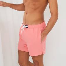 Pas facile de ne craquer que pour un seul maillot de bain avec la multitude de combinaisons possibles : Les Plus Beaux Maillots De Bain Homme De L Ete 2021 Masculin Com