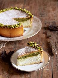 Prima di tutto, preparate la pasta frolla montando il burro morbido (oppure olio di semi) con zucchero, sale e vaniglia fino ad ottenere una crema spumosa; Crostata Con Ricotta E Pistacchio Dolci Di Frolla