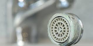 Anders als bei einem verkalkten wasserhahn sieht es zum beispiel aus, wenn durch die hohe gebrauchshäufigkeit der mischbatterie oder des wasserhahns ein entsprechend reparaturbedürftiger. Wasserhahn Entkalken Mit Hausmitteln